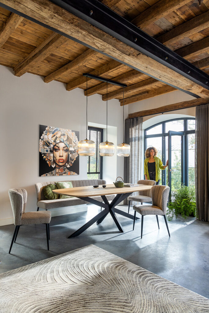 Een mooie eettafel met passende bank en stoelen van Knibbeler wonen