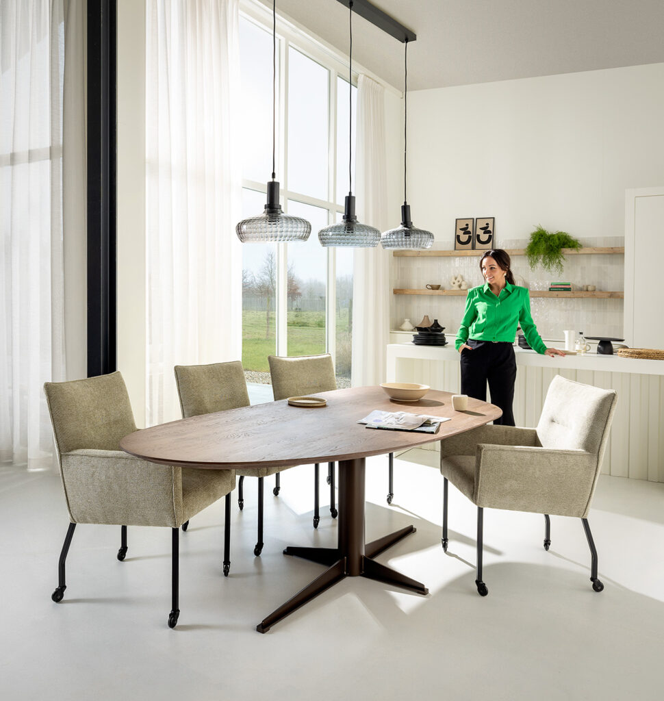 Tafelset met mooie lampen en stoelen voor een lichte sfeer